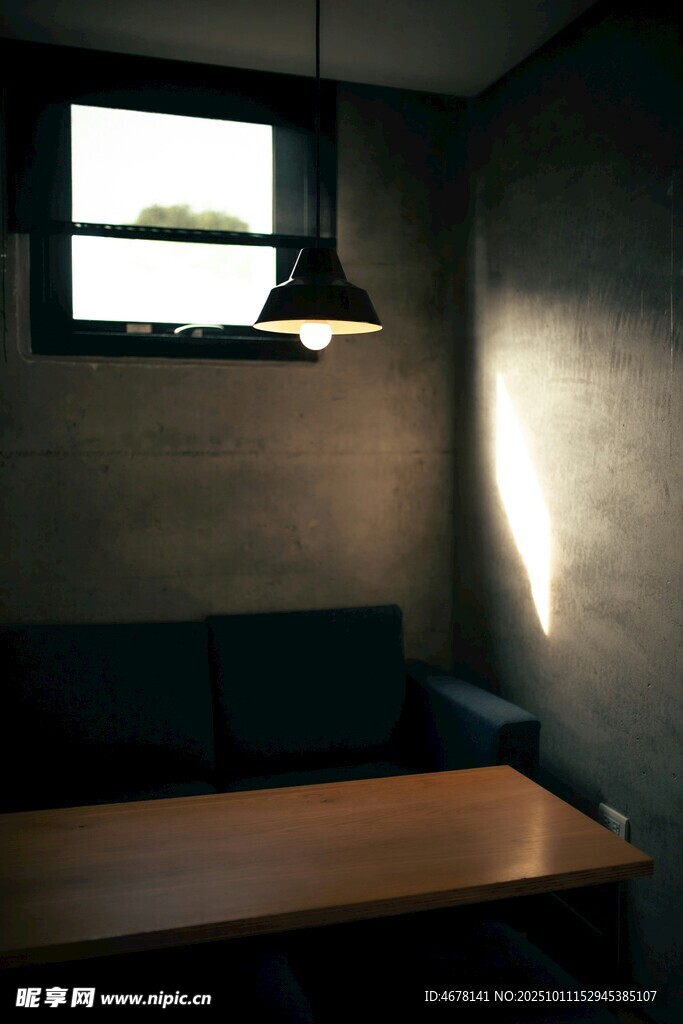 昏暗室內(nèi)的簡約桌椅沙發(fā)