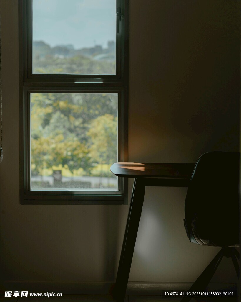 窗邊靜謐書(shū)桌與戶外景致