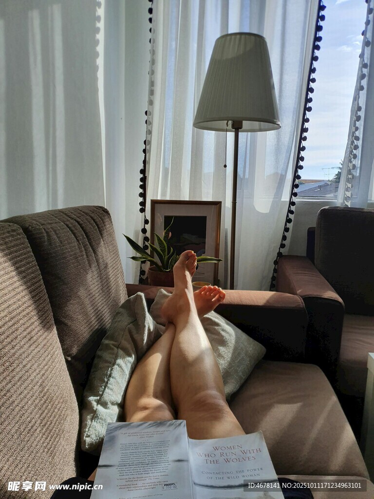 沙發(fā)上愜意放松的閑適時光