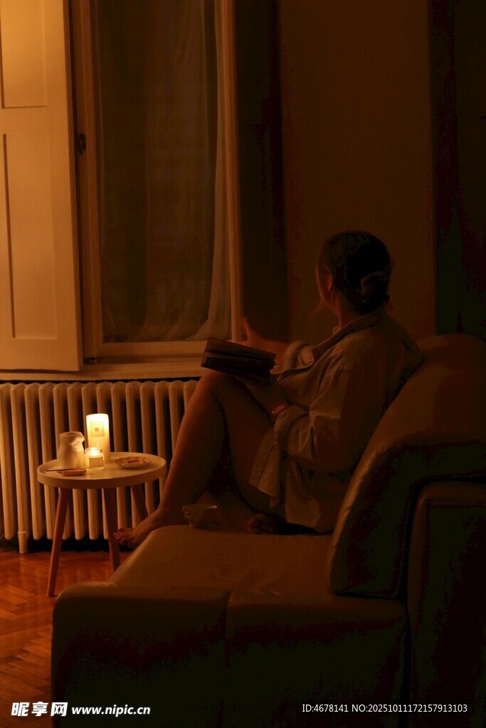 夜晚沙發(fā)上獨(dú)處的靜謐時(shí)刻