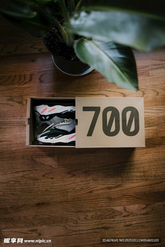木質(zhì)臺面上的700數(shù)字?jǐn)[件