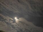 夜空中閃耀的月光與云朵