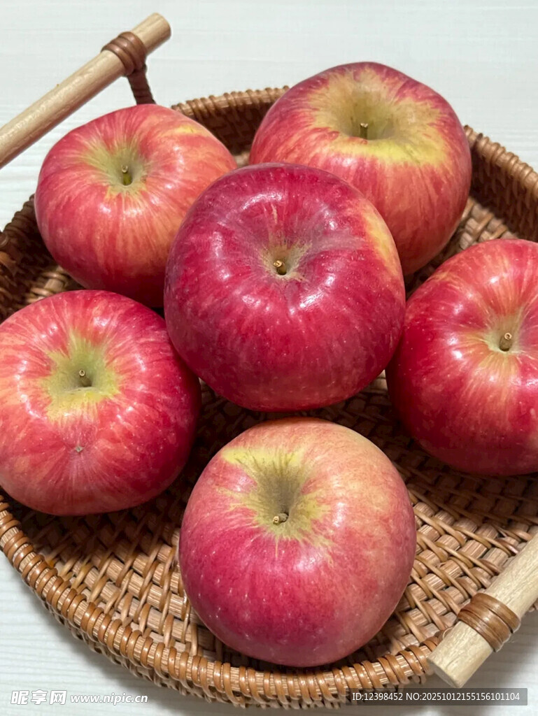 竹籃中的紅嫩多汁蘋果
