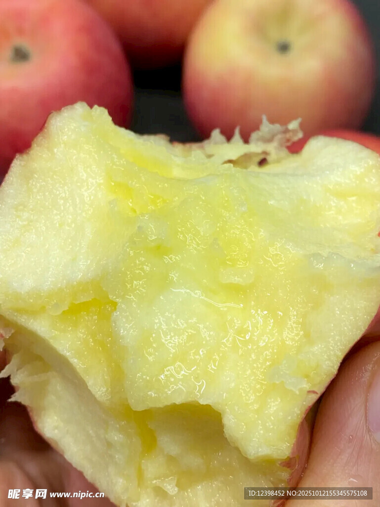 咬過的黃心蘋果果肉