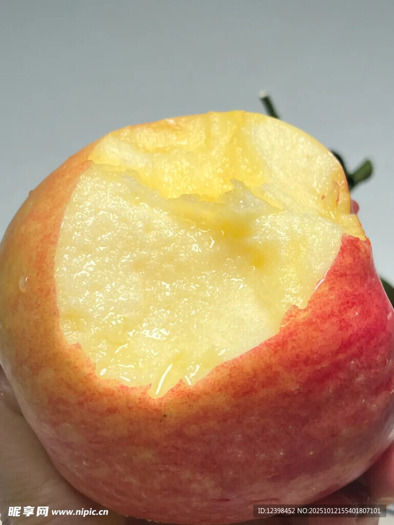 被咬一口的紅蘋果