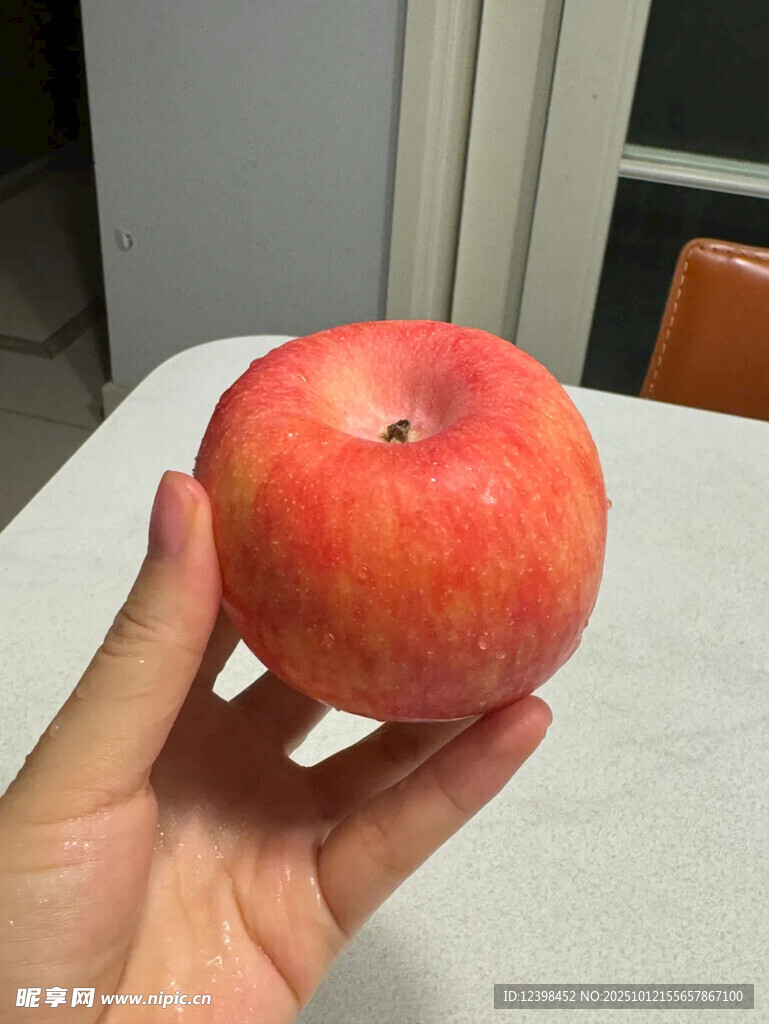 手捧鮮紅誘人的大蘋果