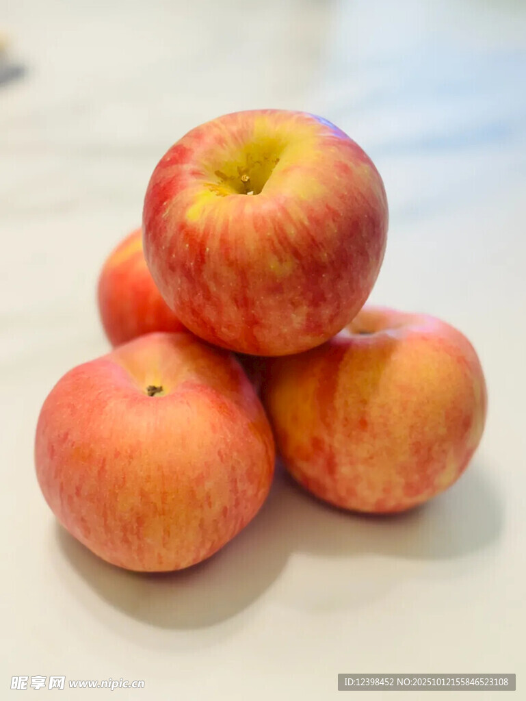 堆疊的新鮮紅蘋果