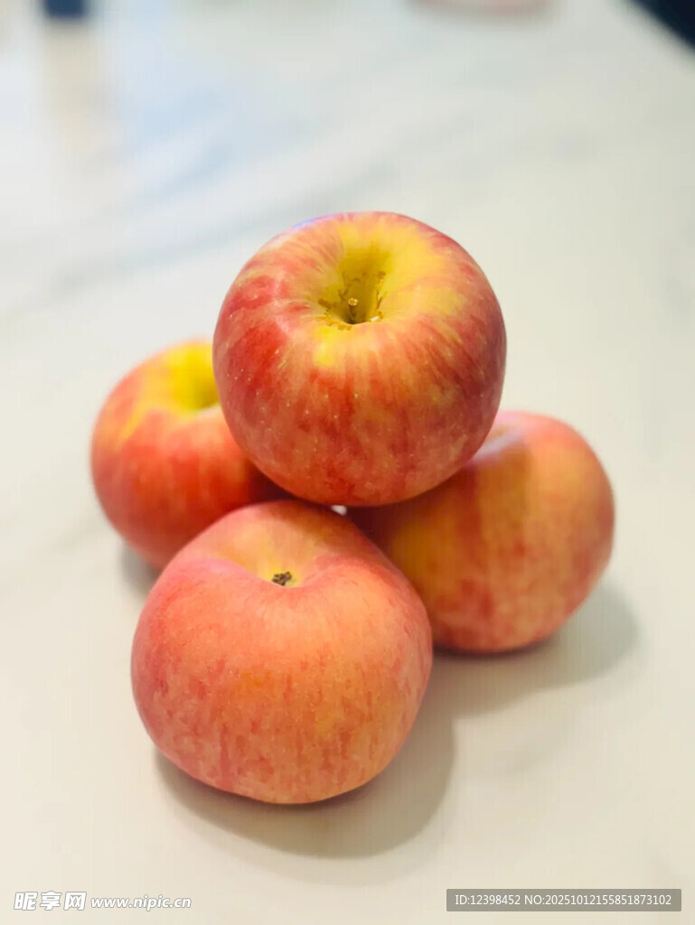 堆疊的新鮮紅蘋果