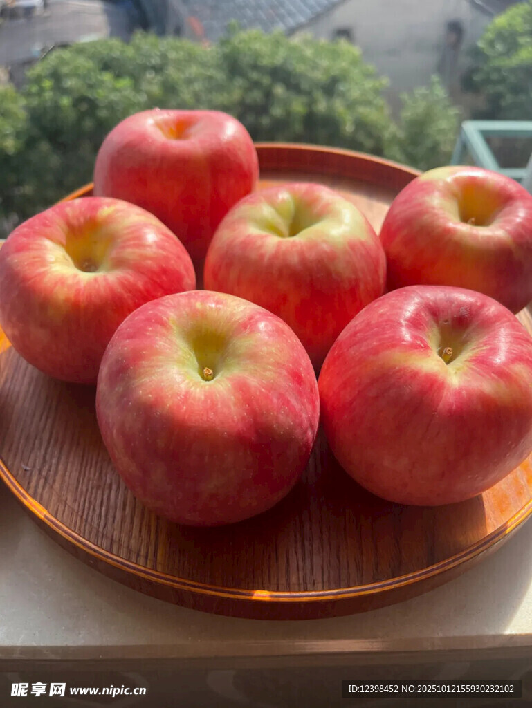 木盤上的鮮潤紅蘋果