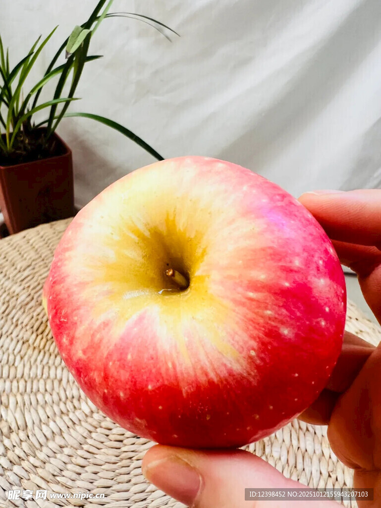 手捧鮮艷紅蘋果