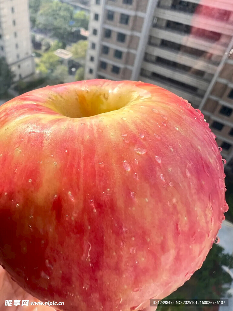 手持鮮艷多汁紅蘋果
