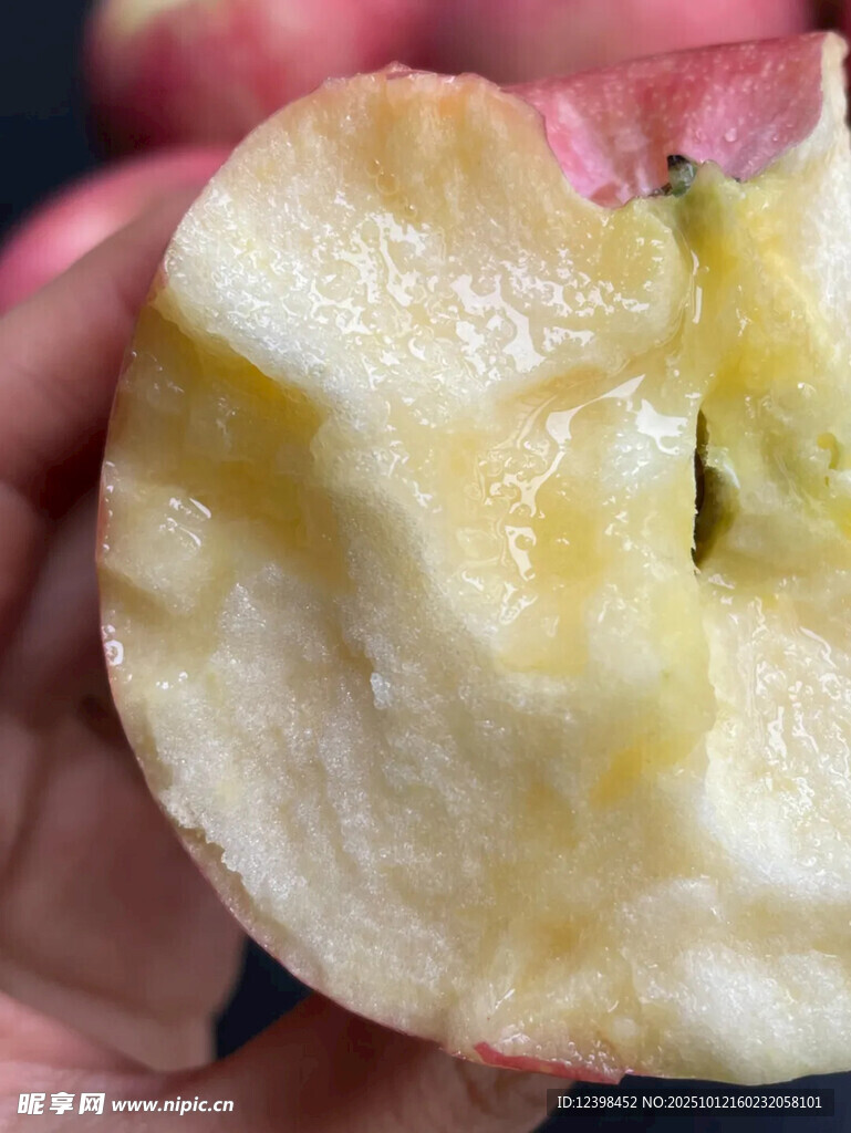 咬過的多汁新鮮蘋果