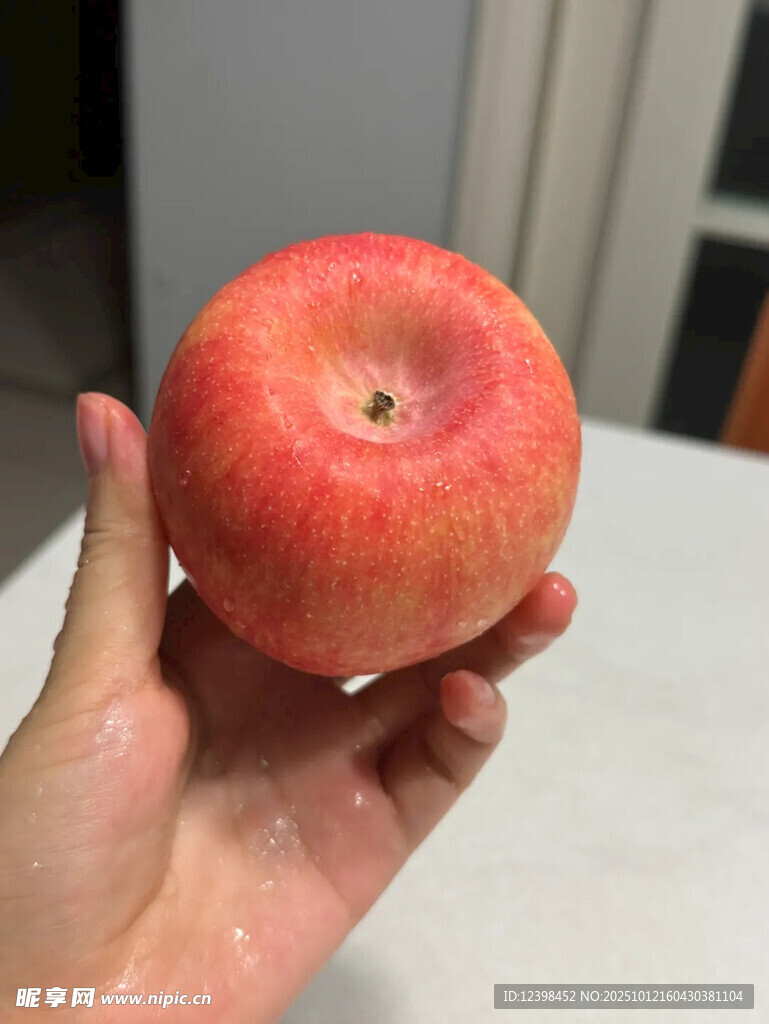 手捧鮮紅蘋果特寫