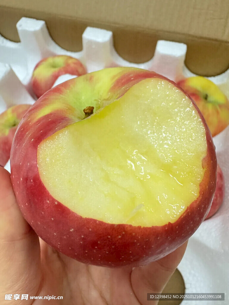 咬過的新鮮紅蘋果