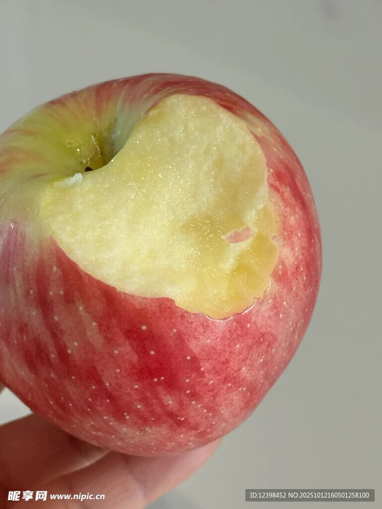 咬過(guò)的紅蘋果