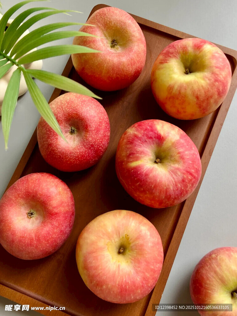 木盤上的新鮮紅蘋果