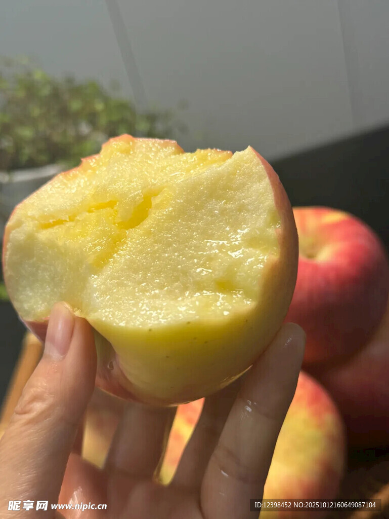 咬過的鮮嫩多汁紅蘋果