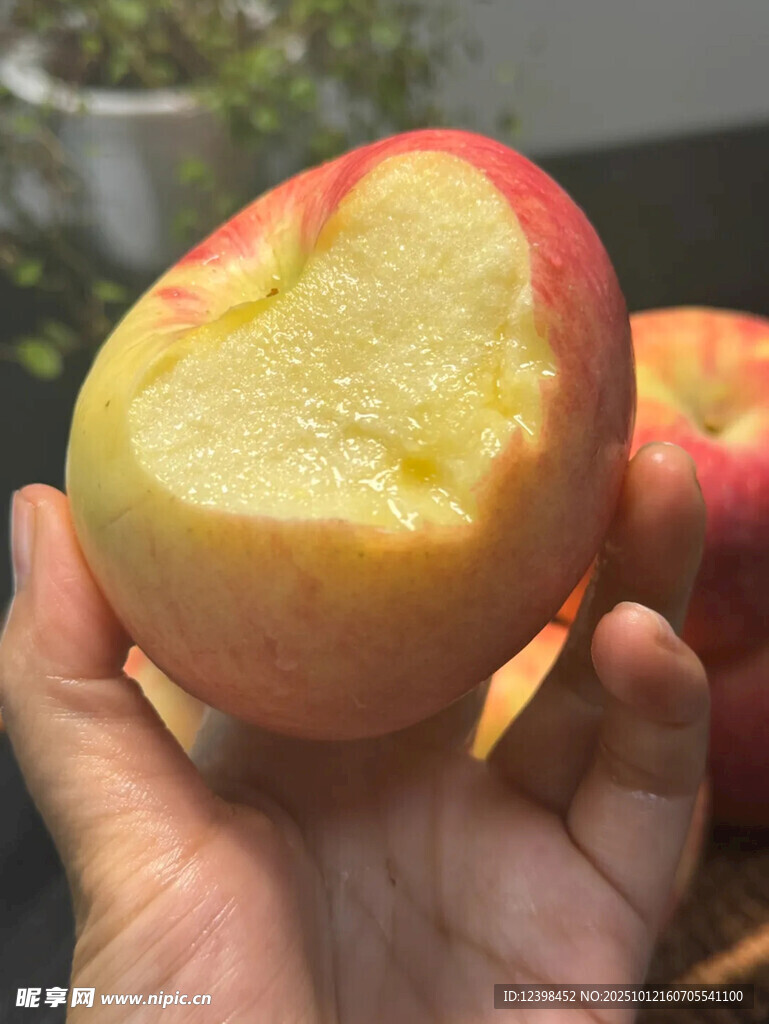 手捧咬過的新鮮水蜜桃