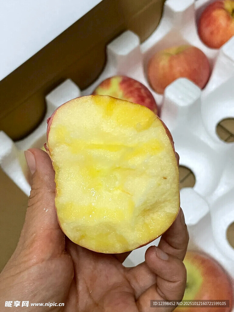 咬過(guò)的黃心桃子特寫(xiě)