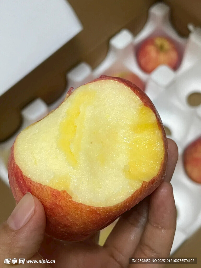 咬過的新鮮紅蘋果