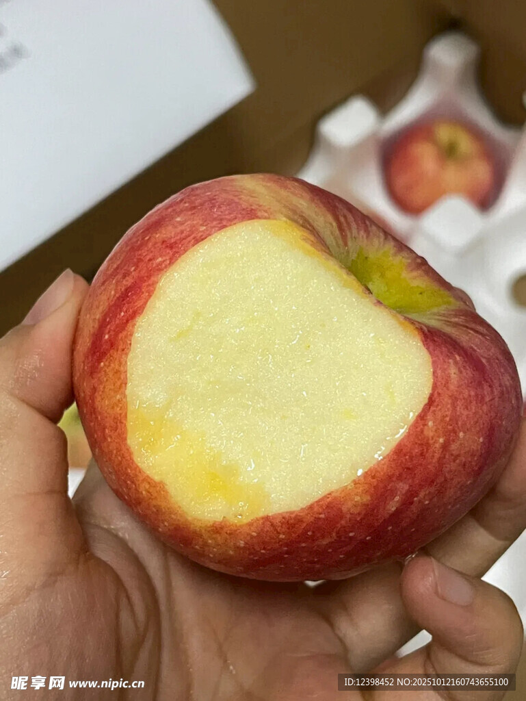 咬過一口的紅蘋果