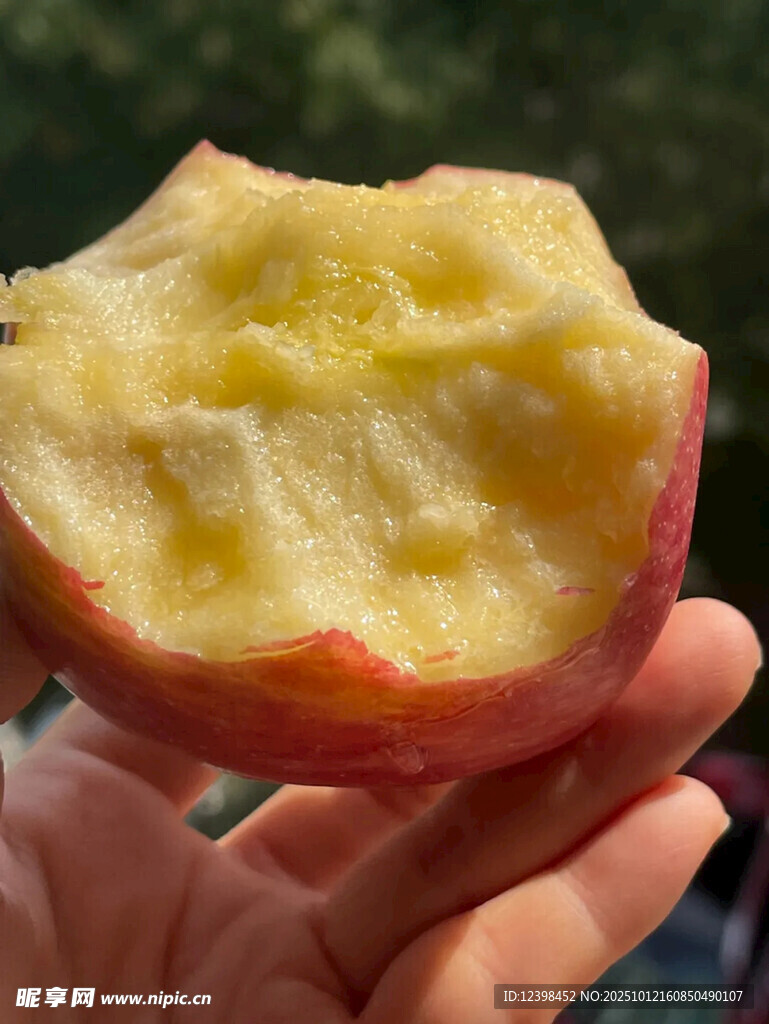 咬過的紅蘋果特寫