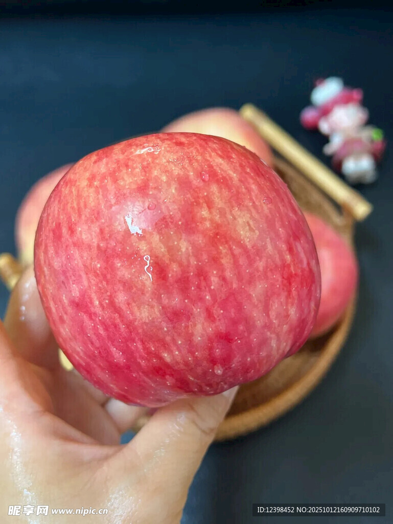 手捧紅蘋果特寫