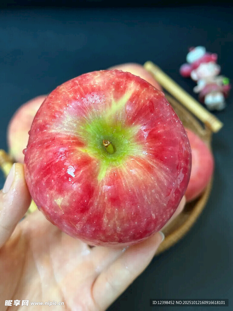 手捧鮮潤紅蘋果