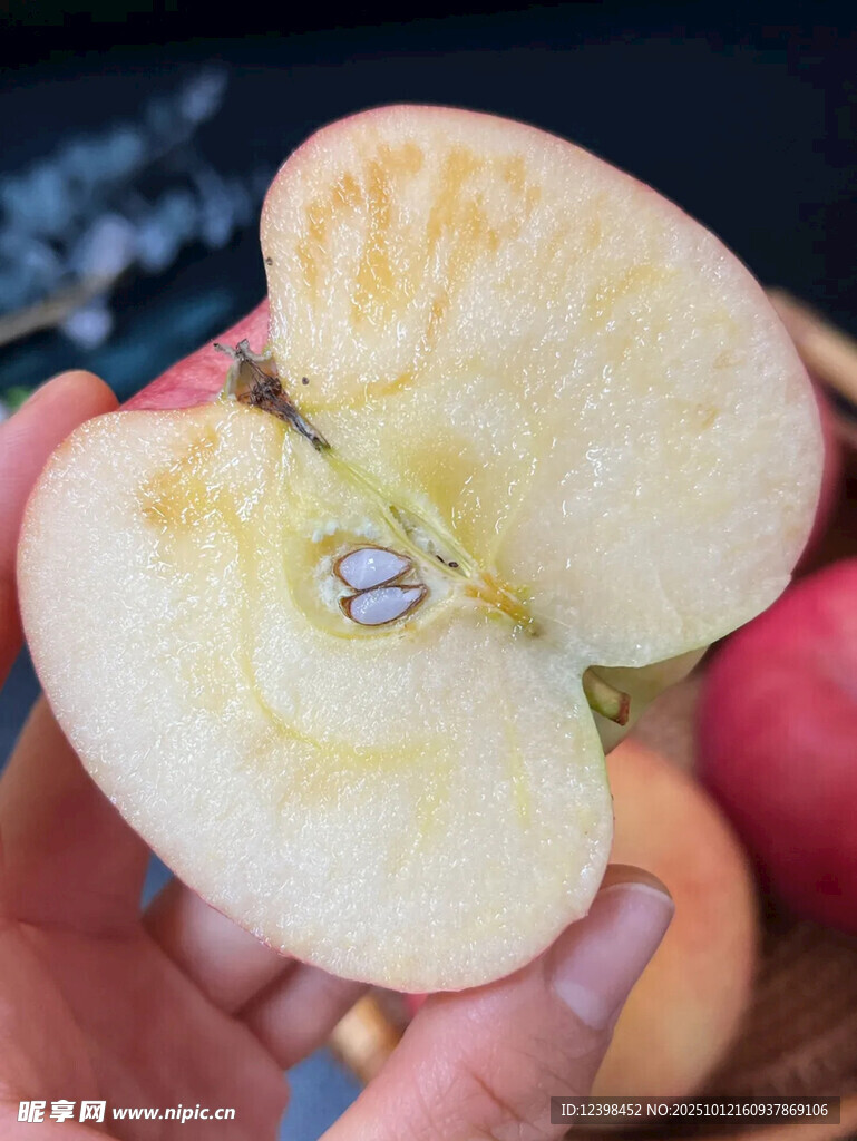 新鮮切開的脆甜多汁蘋果