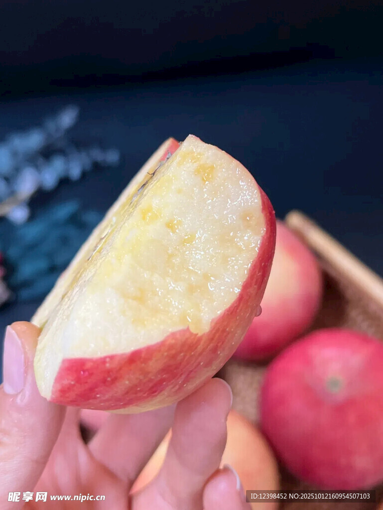 手持咬過的紅蘋果特寫
