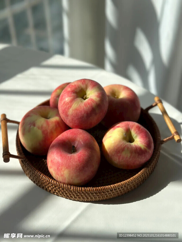 竹籃中的紅粉蘋果