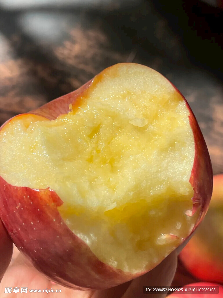 咬過的紅蘋果果肉特寫
