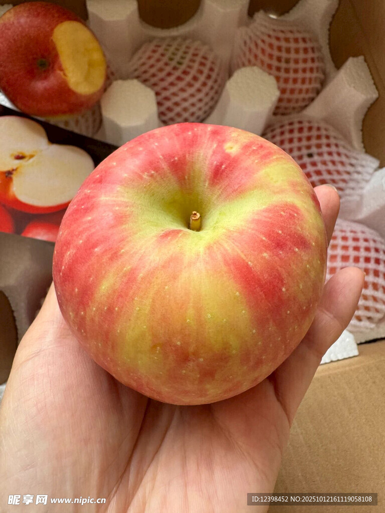 手捧鮮艷多汁大蘋果