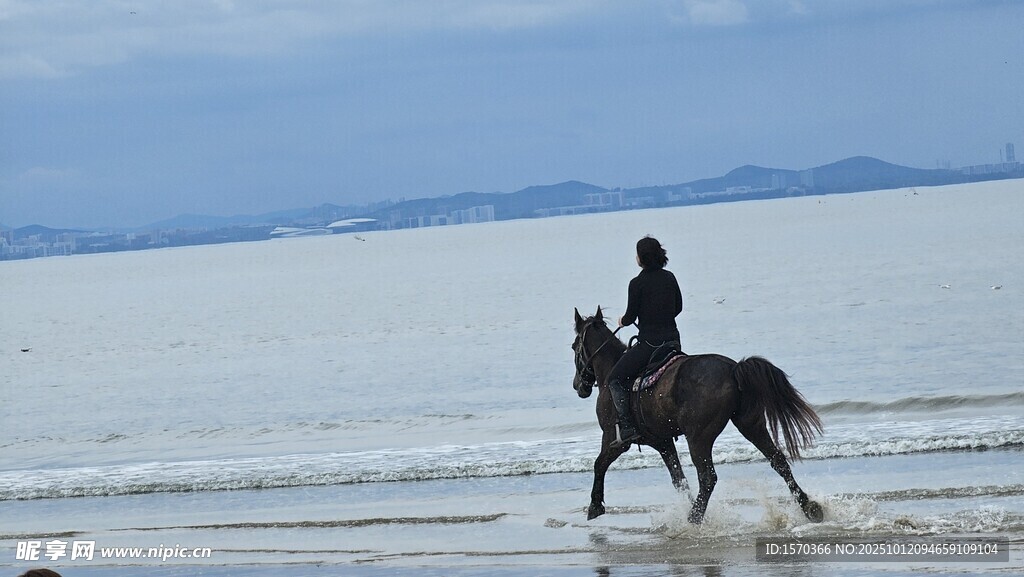 海邊策馬