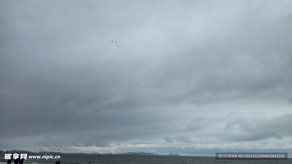 陰天的海邊景象
