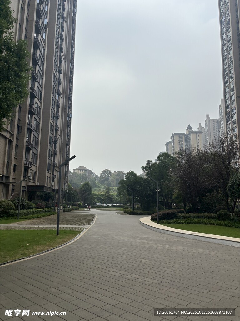 城市住宅區(qū)的寬闊道路