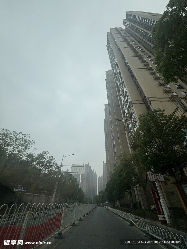 城市道路旁的高樓景象