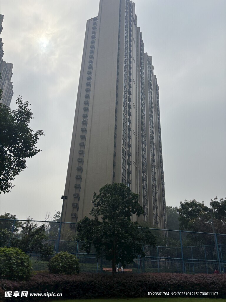 高聳入云的城市摩天大樓