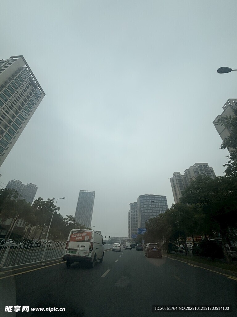 霧中城市道路行車景象