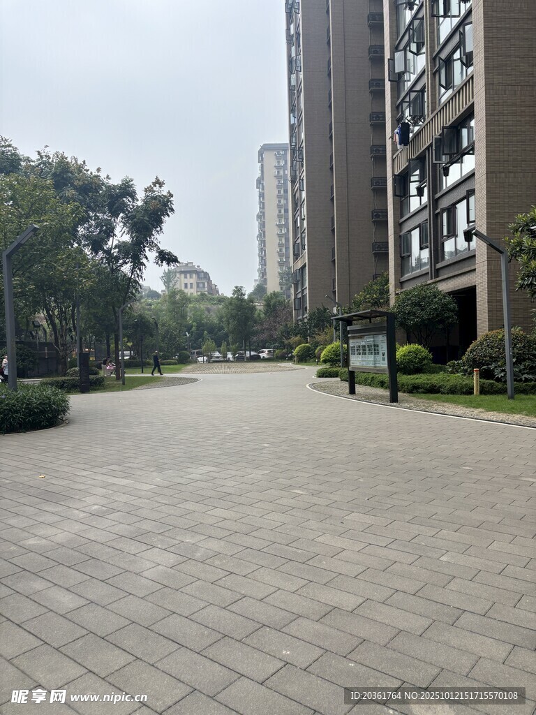 小區(qū)內(nèi)的寬敞磚石鋪就道路