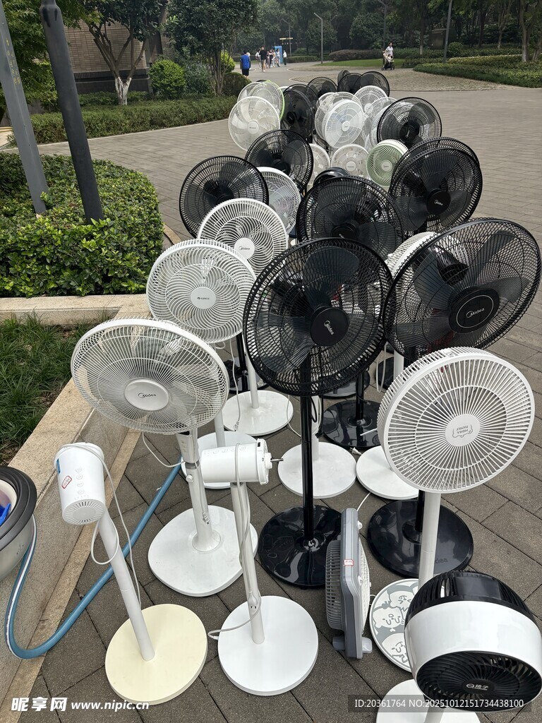 戶外擺放的各式電風(fēng)扇