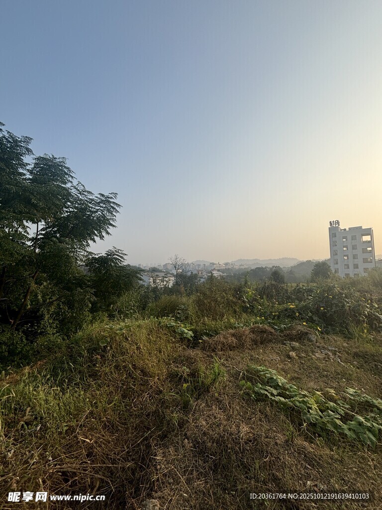 城郊荒野景象