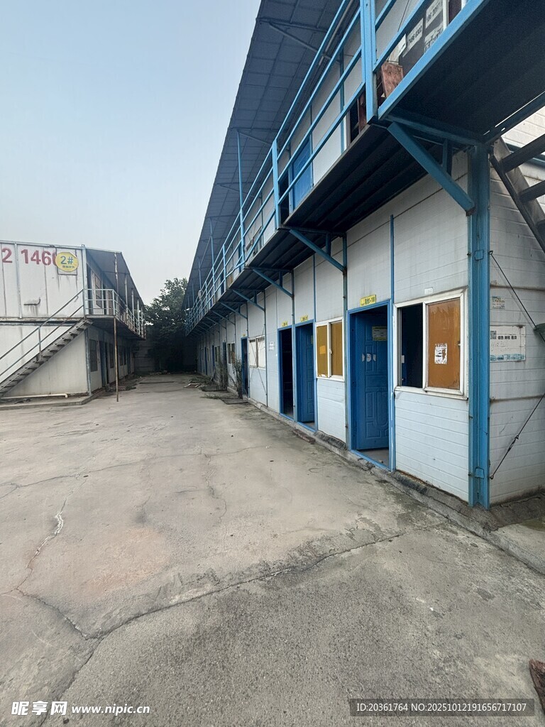 老舊廠房外的空曠場地