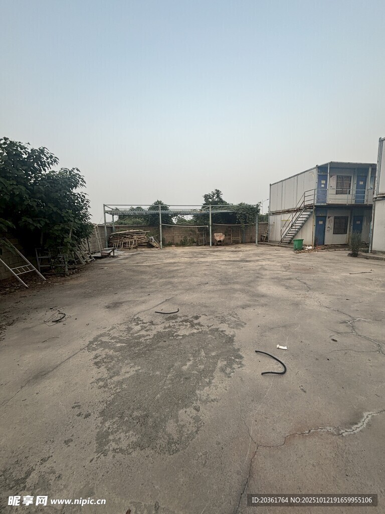 空曠場地與周邊建筑