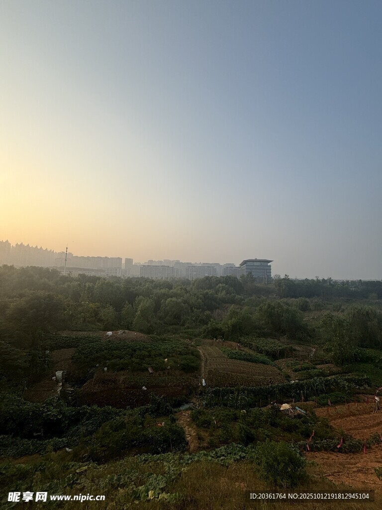 黃昏下的開(kāi)闊郊野景色
