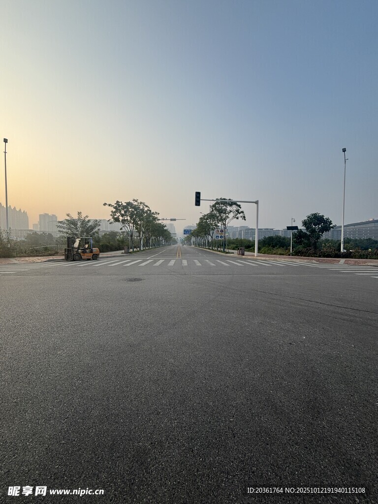 空曠道路與遠(yuǎn)處車輛景觀