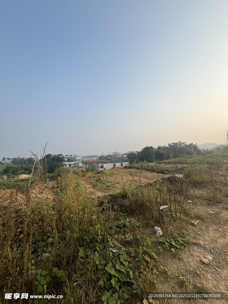 城郊荒野景象