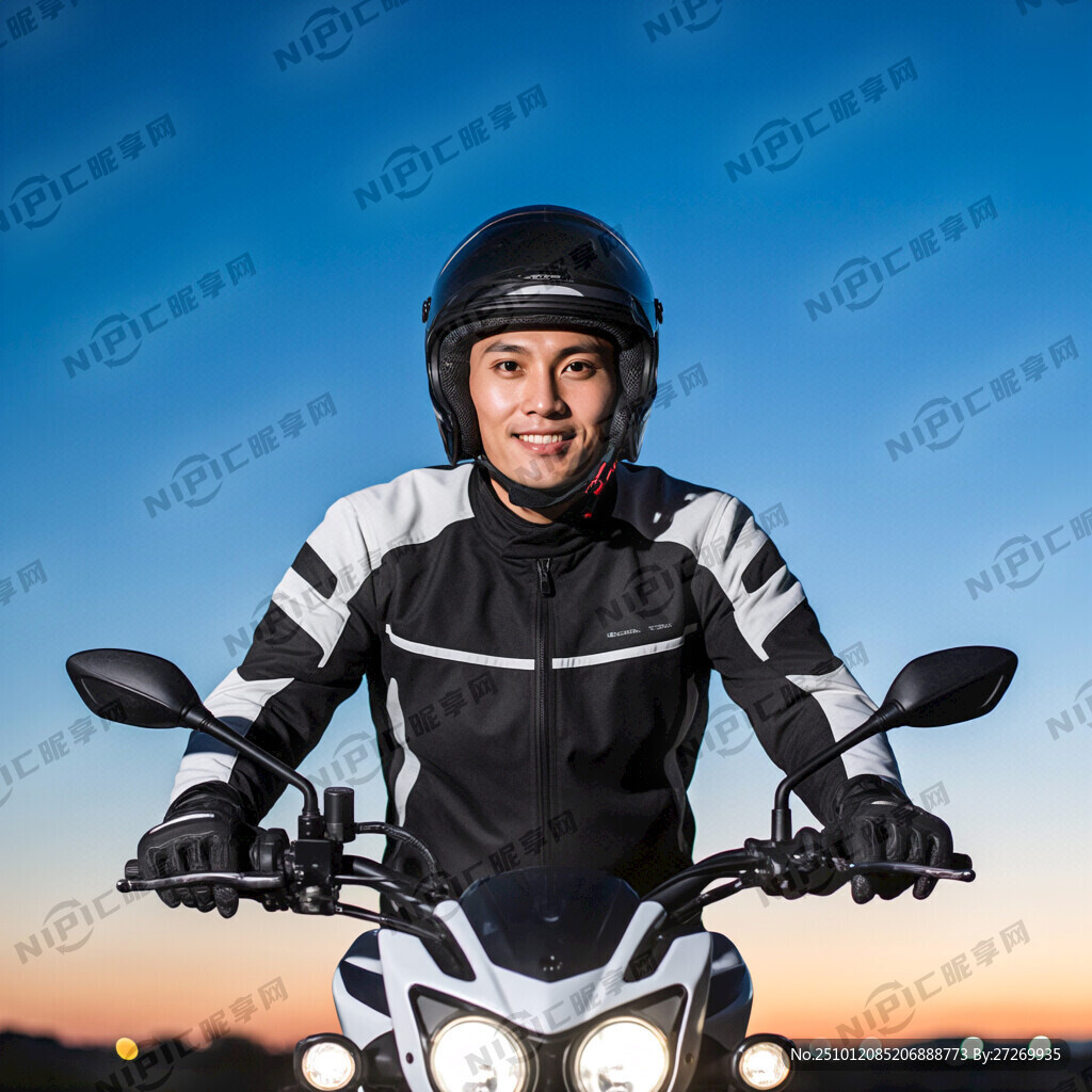 摩托車(chē)防曬騎手夜景正面