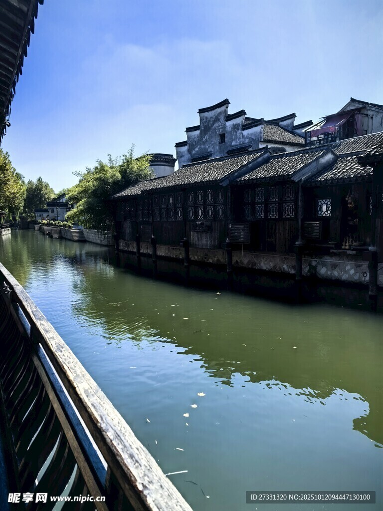 江南水鄉(xiāng)河道旁的古樸建筑