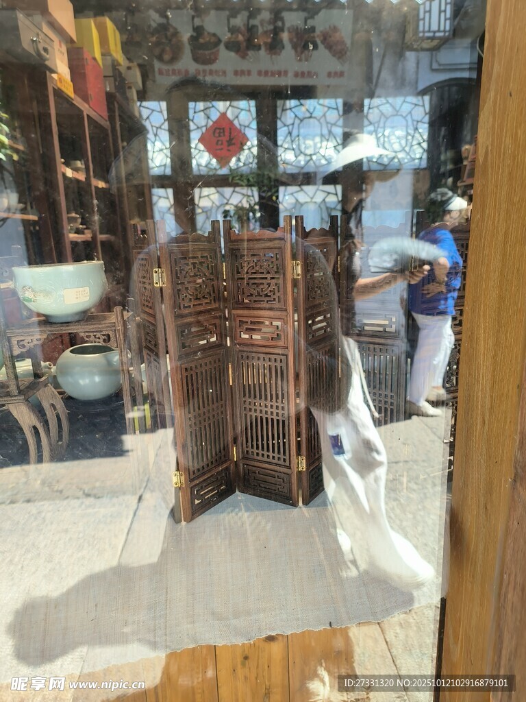 古舊家具店內(nèi)景